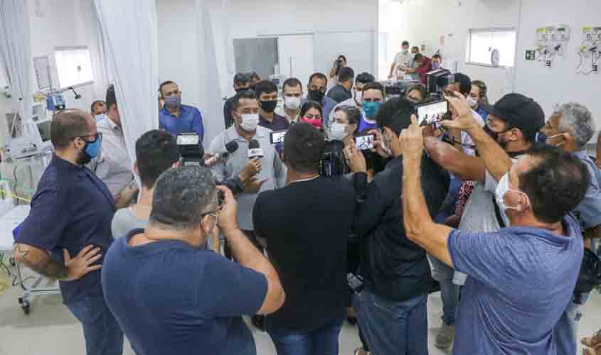 Acompanhado da imprensa e vereadores, Isaú Fonseca visita dependências do HM