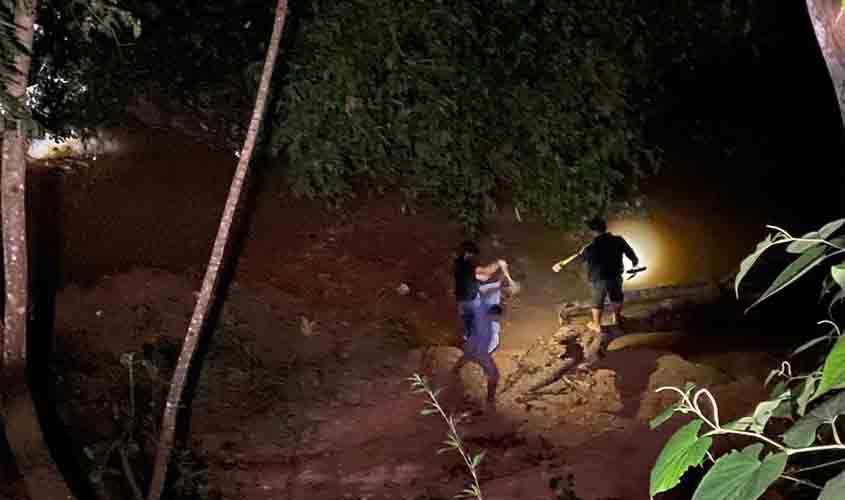 Corpo é achado boiando em córrego; polícia tenta identificar homem através de tatuagem do Vasco