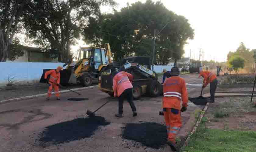 DER realiza operação tapa-buracos em ruas e avenidas do município