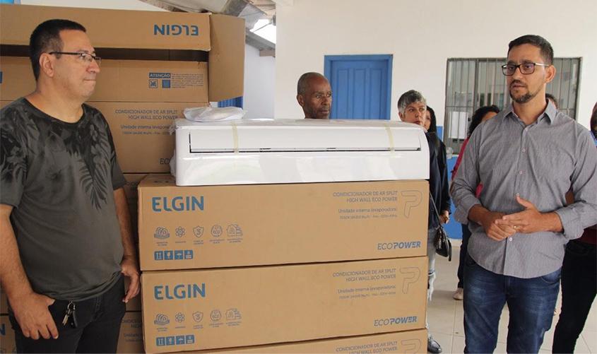 Deputado Anderson entrega lote de centrais de ar-condicionado de última geração na Escola Rio Branco