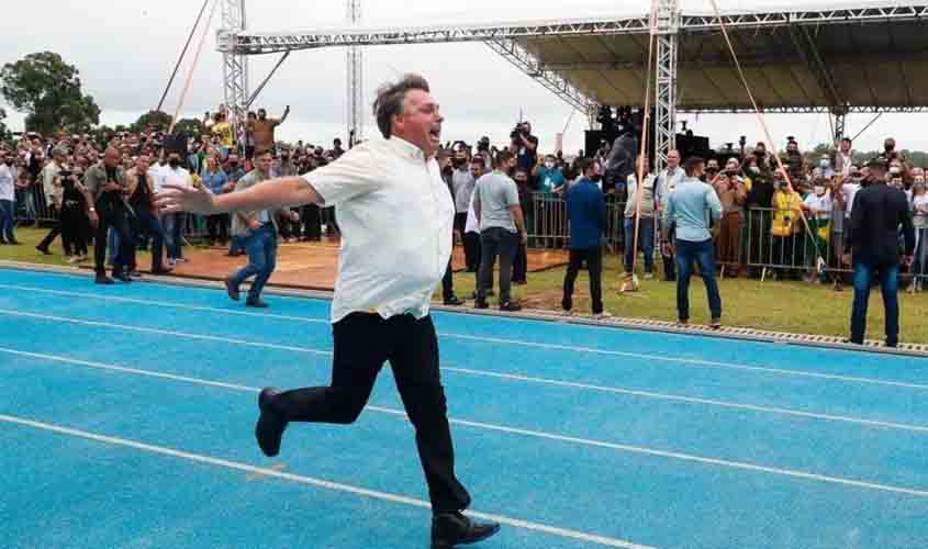Bolsonaro vira piada nas redes ao correr em pista de atletismo