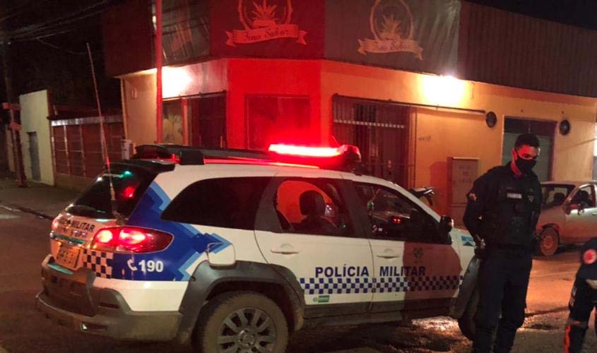 Motorista reage a assalto ao tentar atropelar bandidos e  leva tiro no pescoço na zona leste da capital