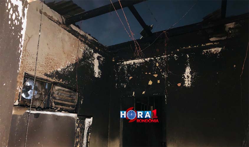 Incêndio criminoso destrói residência em Porto Velho; suspeito é ex-companheiro da vítima