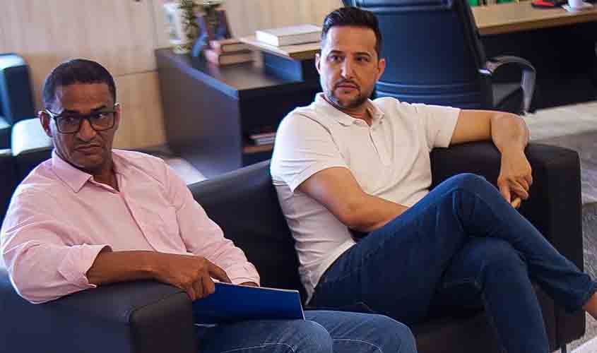 Vereador Denilson de Chupinguaia visita gabinete do presidente da Alero e solicita recursos