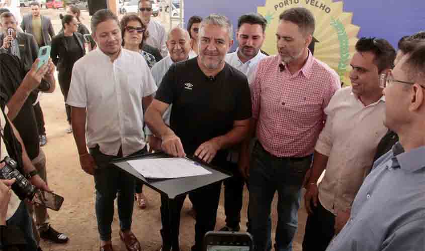 Vereador Fogaça participa da assinatura da Ordem de Serviço para quadra de Futebol Sintético no residencial Morar Melhor