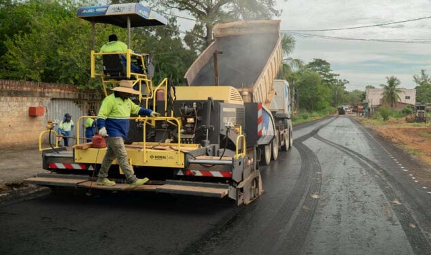 Rua Minas Gerais recebe asfaltamento no Setor 05