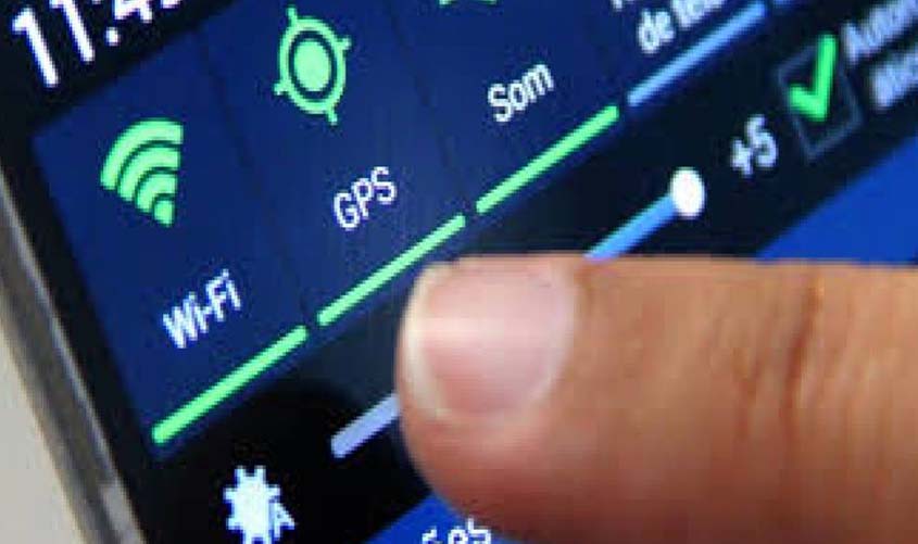 Suspeito que arrombou casa acaba preso após dona rastrear telefone celular e acionar a polícia