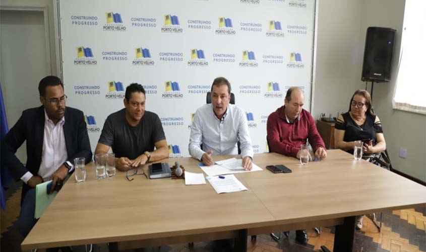 Prefeito assina projeto de lei que regulamenta o transporte escolar