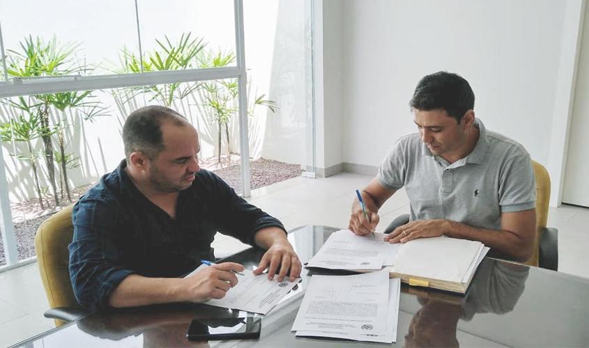 Decisão judicial determina retorno de Marcos Cabeludo ao exercício do cargo