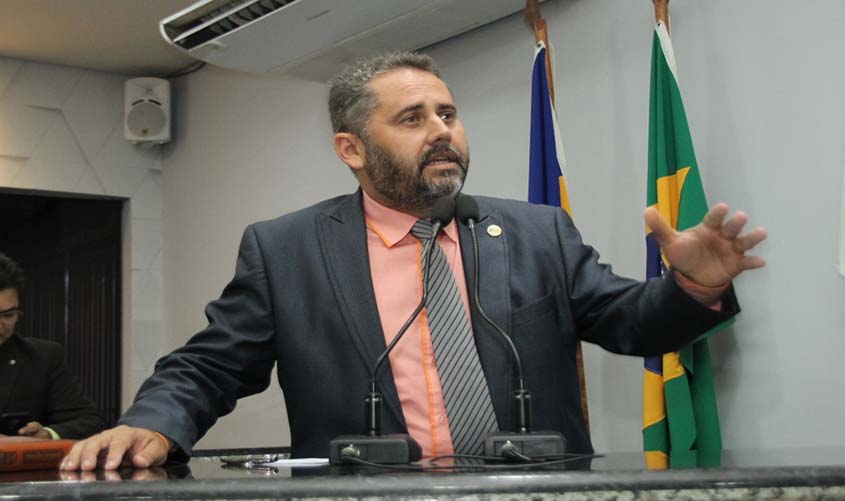 Marcelo Lemos esclarece reconstrução de faixas e cobra sinalização em rotatórias