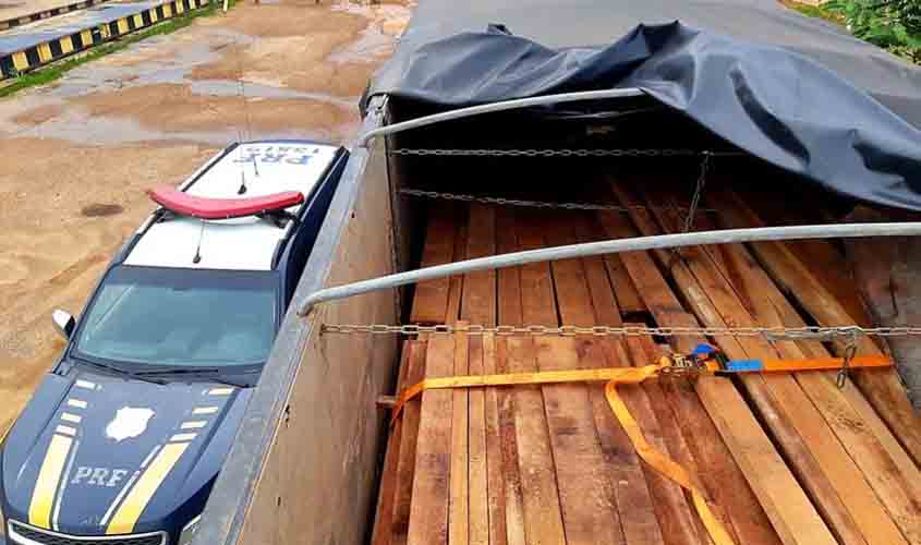 Em Humaitá/AM, PRF identifica transporte irregular de madeira