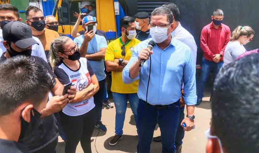 Governador conversa com empresários, firma acordo para que fiscalizem as medidas sanitárias e autoriza mudança no decreto