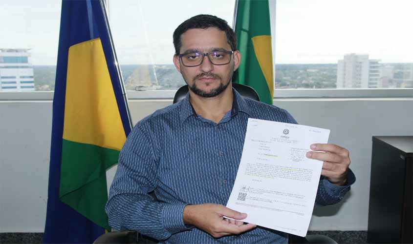 Deputado Anderson participa de manifestação dos enfermeiros e expõe apoio a categoria