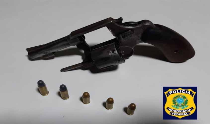 PRF prende jovem por porte ilegal de arma de fogo