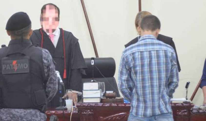 Rapaz que matou homem a facadas durante bebedeira é condenado a 7 anos de prisão 