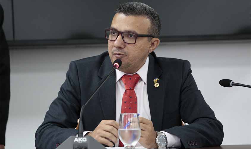 Projeto de Lei apresentado pelo deputado Alex Silva prevê brinquedos adaptados para crianças com deficiência em áreas de lazer