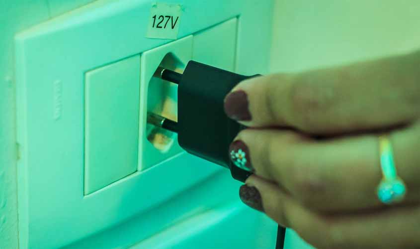 60% dos plugs de energia fiscalizados no Estado apresentam irregularidades, afirma Ipem