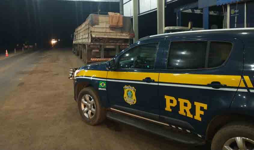 Em Ariquemes/RO, PRF apreende grande carga de madeira