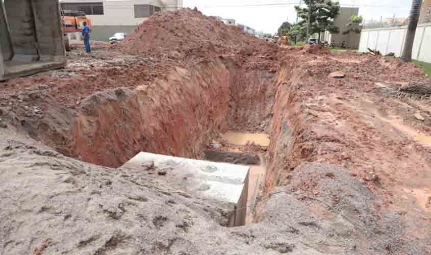 Prefeito vistoria obras de drenagem no bairro Lagoa, em Porto Velho