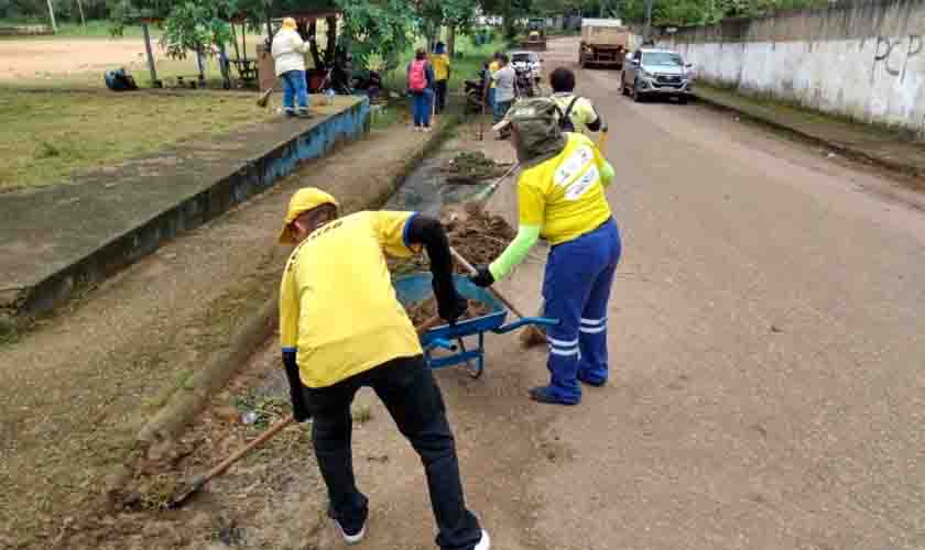 Prefeitura limpa margem de canal na Vila Tupi e praça no bairro Caladinho