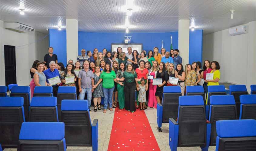Semed homenageia escolas com bons resultados no Ideb 2021 e Saero 2022