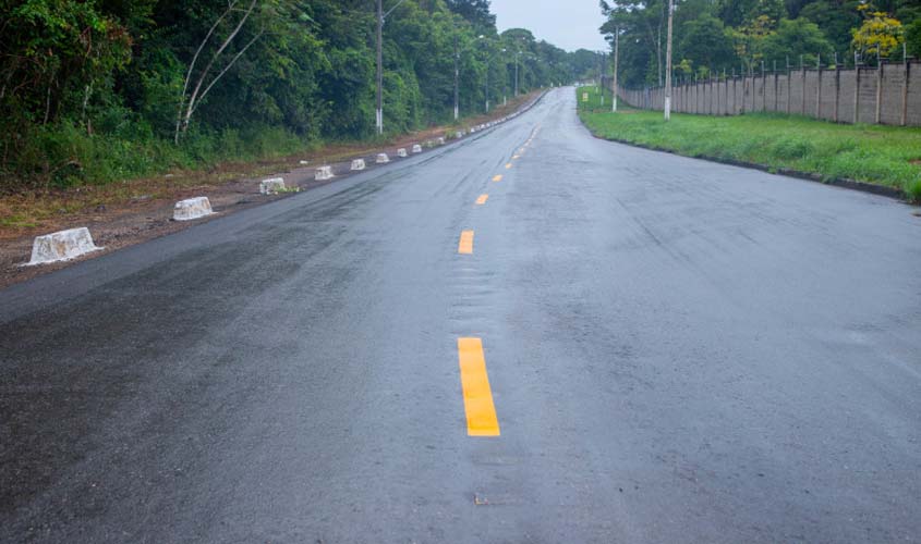 Totalmente recapeada, Estrada do Santo Antônio recebe sinalização de trânsito