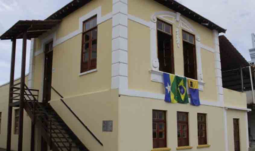 Professora ganha homenagem da prefeitura com nome em edifício