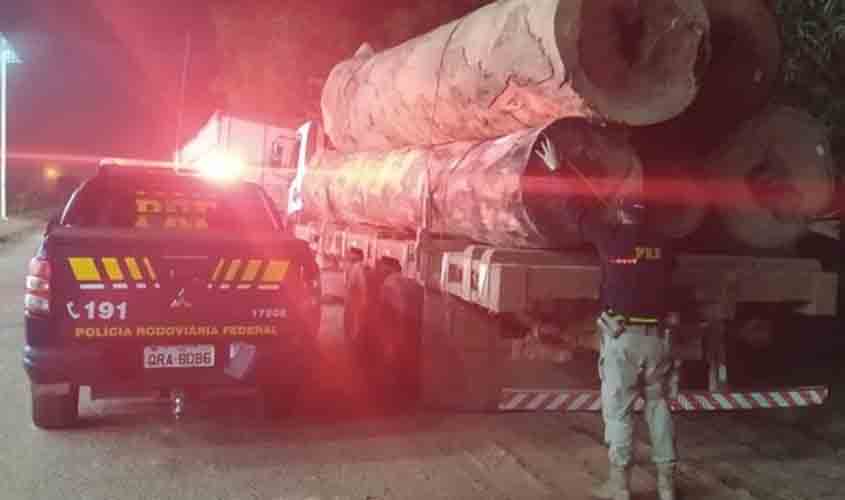 Em Rondônia, PRF identifica transporte irregular de madeira