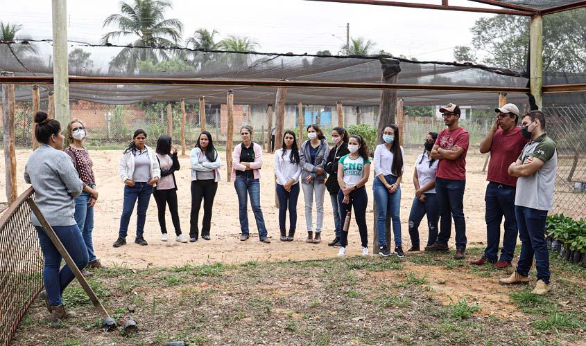 Viveiro Municipal recebe visita dos alunos do Ifro