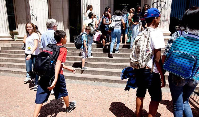 Lei obriga oferta de equipamentos e mobiliário adequados em escolas públicas  