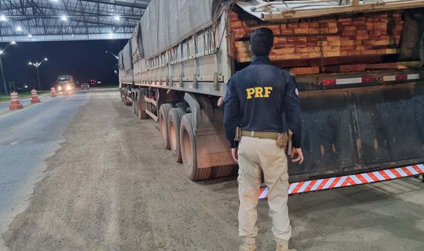 Em Ariquemes/RO, PRF identifica transporte irregular de madeira