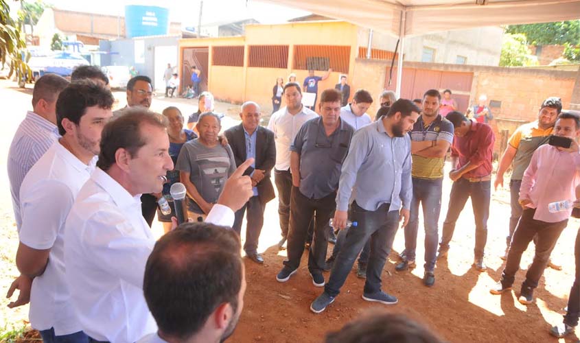 Prefeito realiza lançamento de obra de asfalto em ruas do bairro Cohab