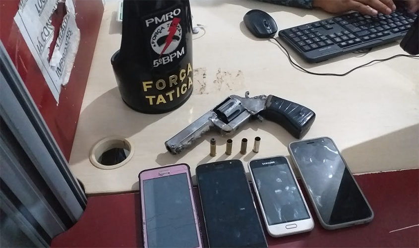 Força Tática prende três com arma de fogo 