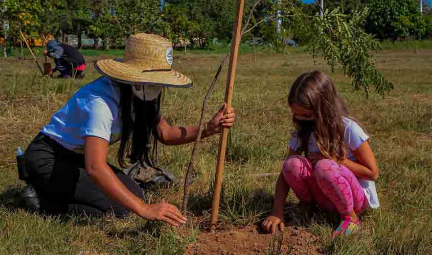Plantio de mudas nativas reúne crianças e adultos na abertura da Semana do Meio Ambiente no Skate Park, em Porto Velho