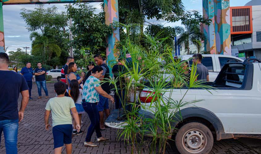 Prefeitura realiza distribuição de 800 mudas no Espaço Alternativo