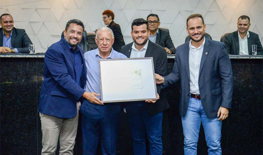 Prefeito Isaú Fonseca participa de sessão solene em homenagem a Mário Gazin