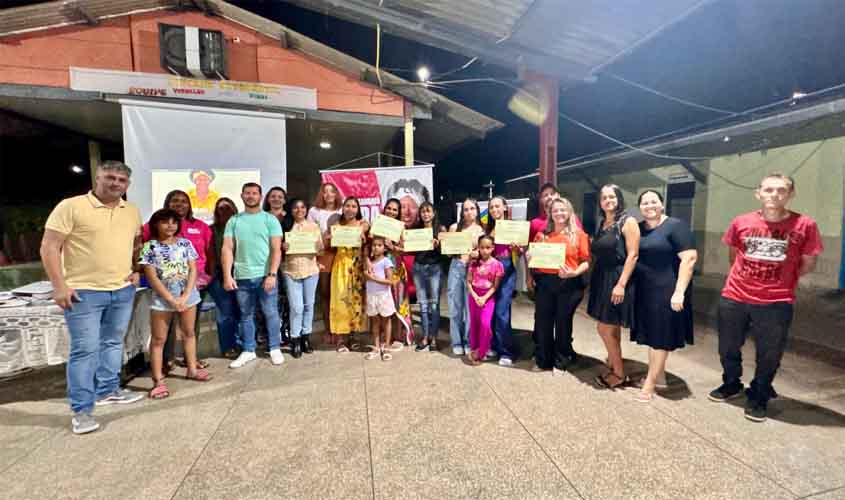 Casa da Comunidade entrega certificados da oficina de técnica de maquiagem em Ji-Paraná