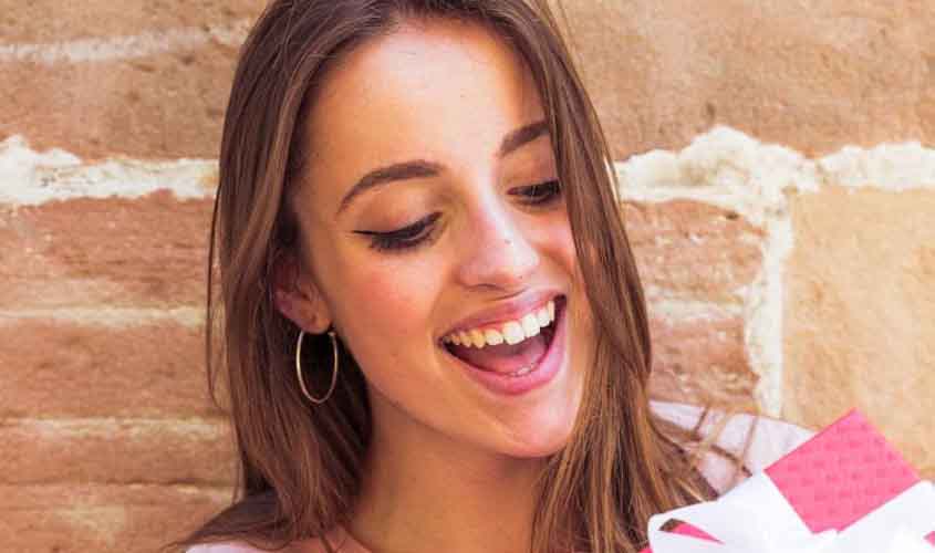 R$ 20 mil em um presente? Site de relacionamento para público seleto divulga lista de 'mimos' para Dia dos Namorados que chegam a 13 salários mínimos