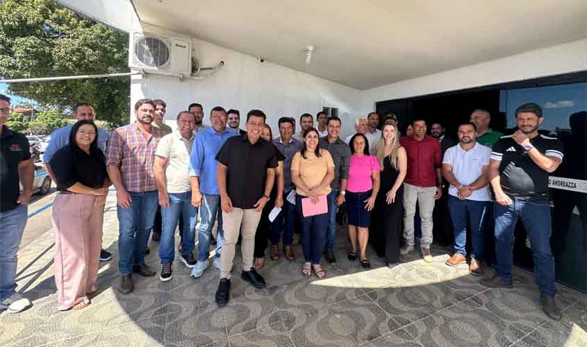 Prefeitura debate fortalecimento do setor madeireiro com representantes públicos e privados