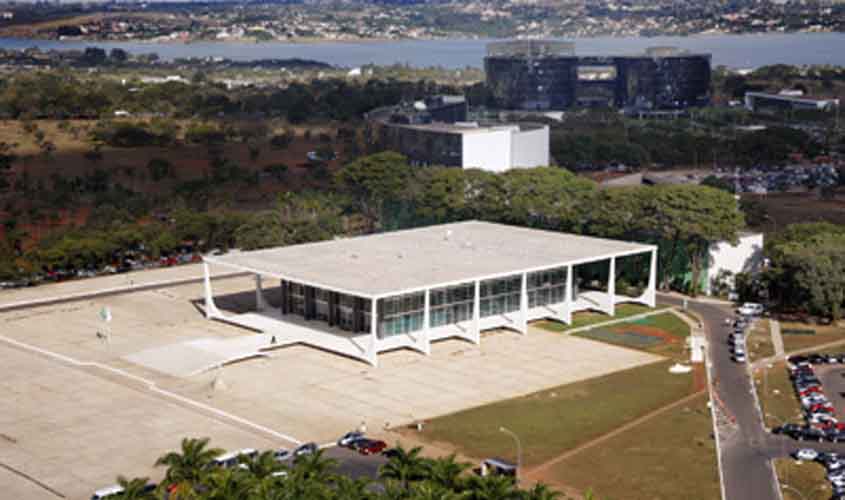 STF determina instauração de inquérito contra Carla Zambelli após fuga do Brasil