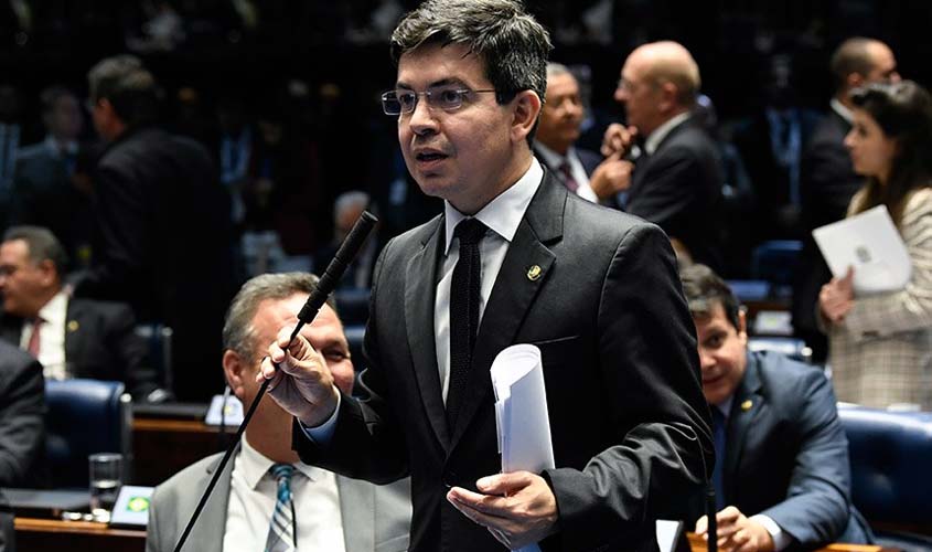 Randolfe pede que Guedes e Moro expliquem suposta investigação sobre jornalista