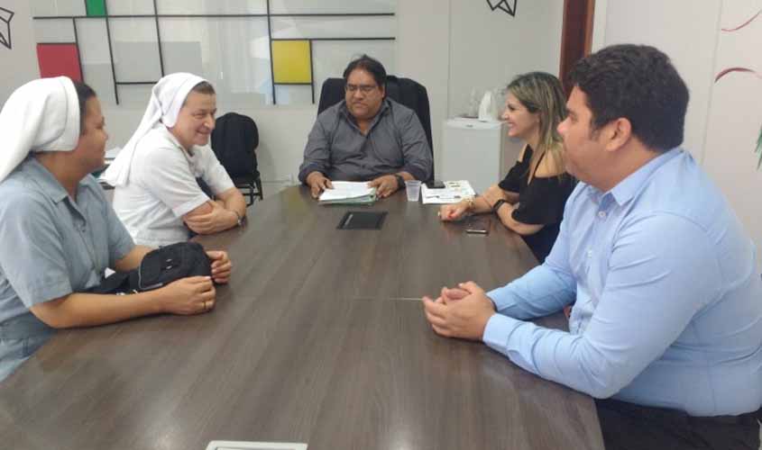 Semed firma convênio com escolas Marcelinas para repasse de recursos à merenda escolar