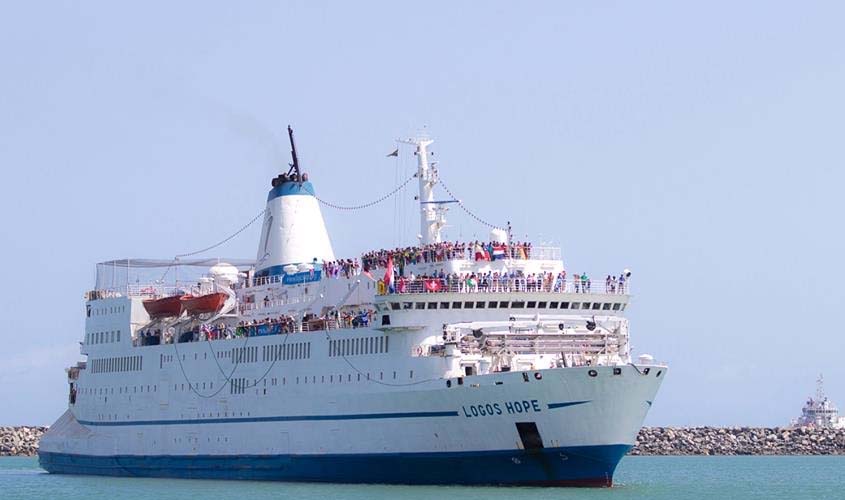 Maior livraria flutuante do mundo chega ao Brasil em agosto