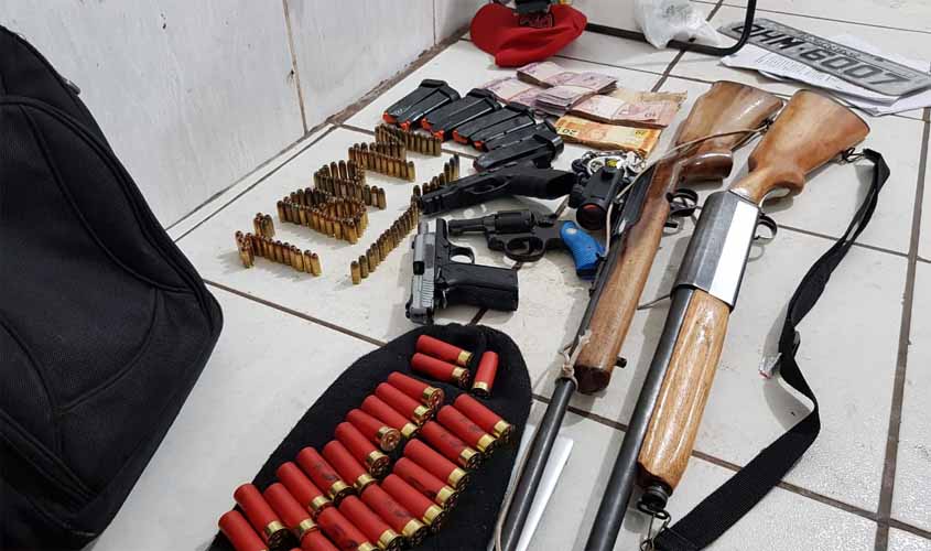 Polícia recupera caminhonete roubada e apreende arsenal de armas e munições na capital