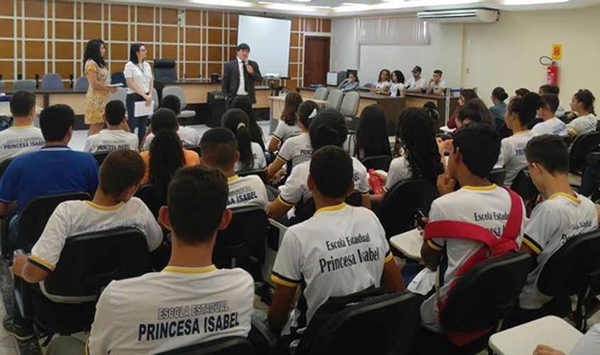 Estudantes de São Miguel do Guaporé recebem “Justiça e Cidadania na Escola”