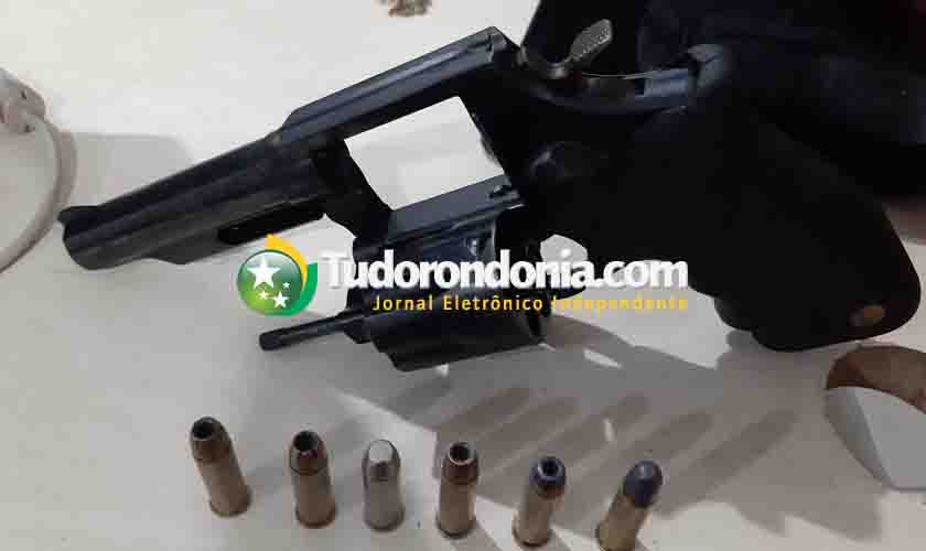 Acusado de dar  tiros na frente de boate, motorista é preso com revólver 