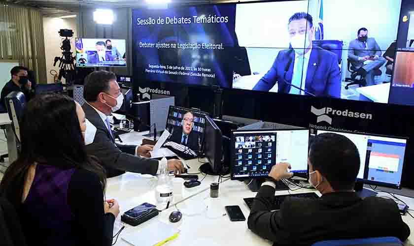 Senadores e ministro Luís Roberto Barroso criticam proposta de 'distritão' 