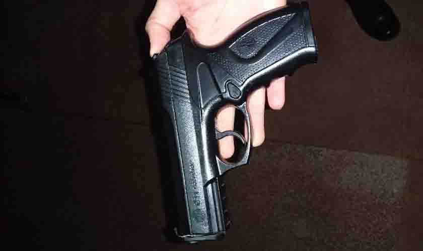 Polícia Militar conduz suspeito a delegacia com arma de pressão