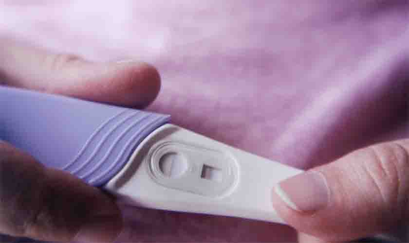 Auxiliar que não sabia que estava grávida ao pedir demissão receberá indenização substitutiva