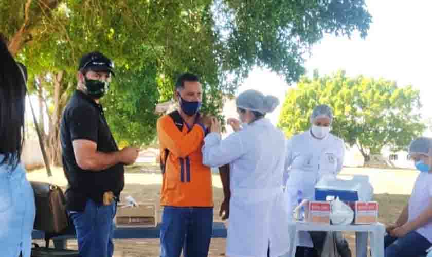 Servidores do DER recebem 1ª dose da vacina contra a covid-19